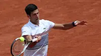 Petenis Serbia, Novak Djokovic, mengamankan tiket ke babak kedua Prancis Terbuka 2017, Senin (29/5/2017). (EPA/TATYANA ZENKOVICH)