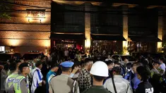 Polda Metro Jaya dan BNN menggelar razia narkotika di tempat hiburan malam di Kemang, Jakarta, Kamis (29/12). Menjelang Tahun Baru 2017, razia gabungan ini digelar dalam rangka cipta kondisi menghindari penyalahgunaan narkoba. (Liputan6.com/Johan Tallo)