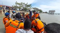 Tim Gabungan Basarnas, Polri dan BPBD saat mengevakuasi korban tenggelam (Arfandi Ibrahim/Liputan6.com)