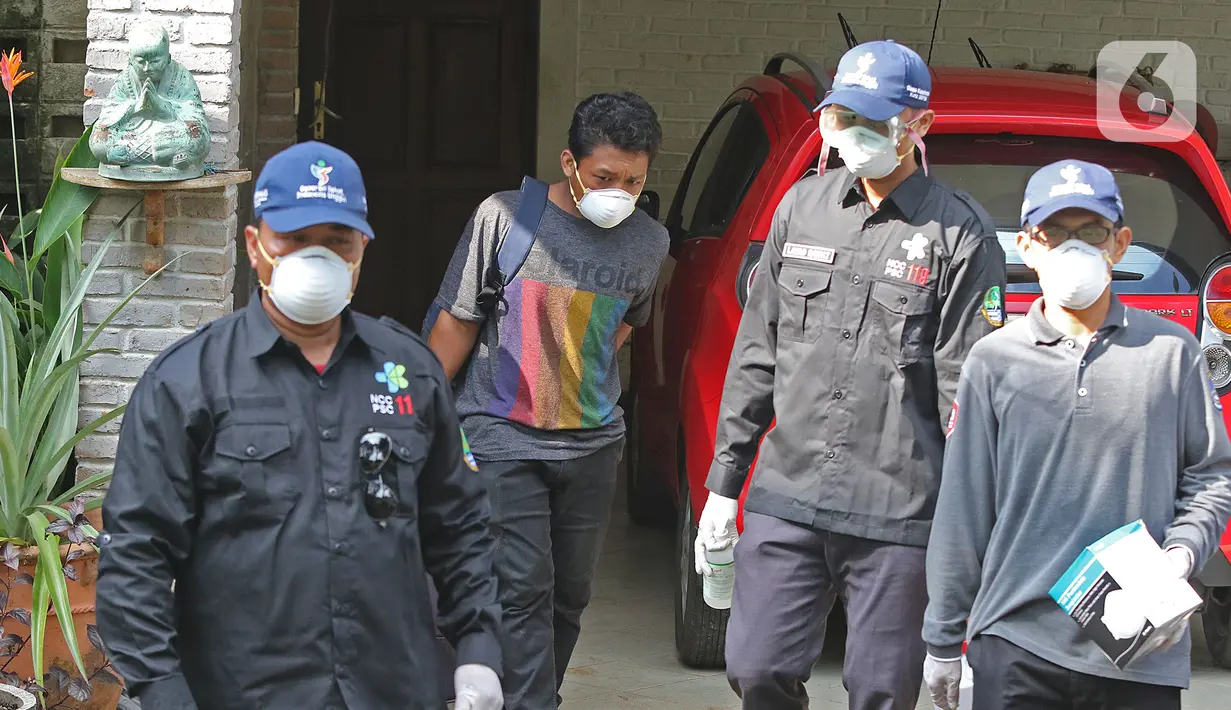 Petugas Dinkes Kota Depok melakukan sterilisasi dan evakuasi pekerja dirumah terjangkit virus corona  yang masih bertahan dirumah di Depok, Jawa Barat, Senin (2/3/2020). Dinkes Depok mengevakuasi pekerja untuk dibawa ke RSPI Sulyanti Saroso guna dilakukan pengecekan. (Liputan6.com/Herman Zakharia)
