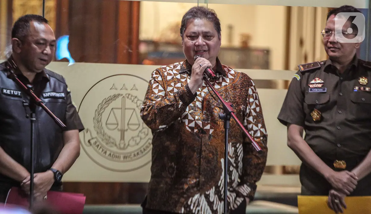 "Saya hari ini hadir untuk menjawab pertanyaan-pertanyaan sebanyak 46 pertanyaan dan mudah mudahan sudah dijawab dengan sebaiknya," ungkap Airlangga usai pemeriksaan, Senin (24/7/2023).  (Liputan6.com/Faizal Fanani)
