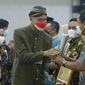 Foto Gubernur Jawa tengah Ganjar Pranowo, saat memberikan penghargaan kepada Wali Kota Semarang Hendrar Prihadi
