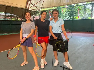 Mengenakan celana pendek, Astrid Tiar begitu ceria dan siap melakukan olahraga tenis bersama teman-temannya. (Foto: Instagram/@astridtiar127)