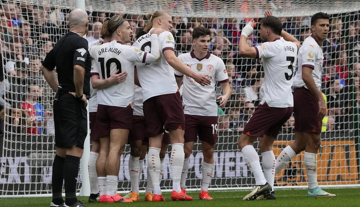 Selebrasi para pemain Manchester City merayakan gol ketiga ke gawang Crystal Palace yang dicetak Erling Haaland (tengah) pada laga pekan ke-32 Premier League 2023/2024 di Selhurst Park stadium, London, Sabtu (6/4/2024). (AP Photo/Frank Augstein)