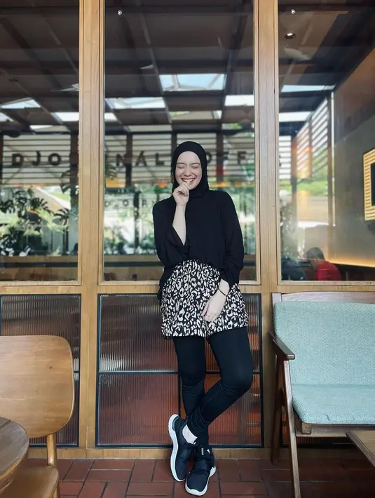 Putri Anne diketahui menjadi mualaf pada tahun 2016. Setelah menikah dengan Arya Saloka di 2017, dia mulai mantap berhijab.