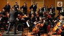 Sebuah konser klasik Love, God, and My Home dipersembahkan Jakarta Concert Orchestra (JCO) tampil di Usmar Ismail Hall, Jakarta, Miggu (6/10/2019). Orkestra dengan konduktor Avip Priatna dan didukung Galeri Indonesia Kaya membawakan repertoar lintas zaman dan lintas gaya. (Liputan6.com/Fery Pradolo)