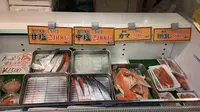 Pasar Tsukiji Tokyo Jepang menjajakan ikan segar yang sudah dipotong beberapa bagian yang siap disajikan ke piring hidangan. (Liputan6.com/Muhammad Radityo Priyasmoro)