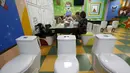 Pengunjung menikmati makanan di Kafe Crazy Toilet di pusat kota Moskow, Rusia (30/10/2015). Cafe ini memiliki tema interior menyerupai toilet dan menyajikan peralatan seperti yang ada di kamar mandi kecil. (REUTERS/Sergei Karpukhin)