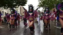 Para penari berkostum seksi saat tampil di parade hari kedua di Karnival Notting Hill, London,Inggris (31/8/2015). Karnaval Notting Hill diadakan untuk merayakan budaya Karibia yang sudah dikenal sejak 1960-an. (AFP PHOTO/LEON Neal)