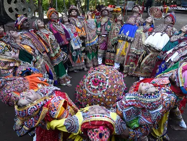 Penari rakyat India dari Panghat Group of Performing Arts berpartisipasi dalam latihan tari 'Garba' menjelang festival 'Navratri' di Ahmedabad (5/10). 'Navratri' atau festival tari dimulai 10 Oktober 2018. (AFP Photo/Sam Panthaky)