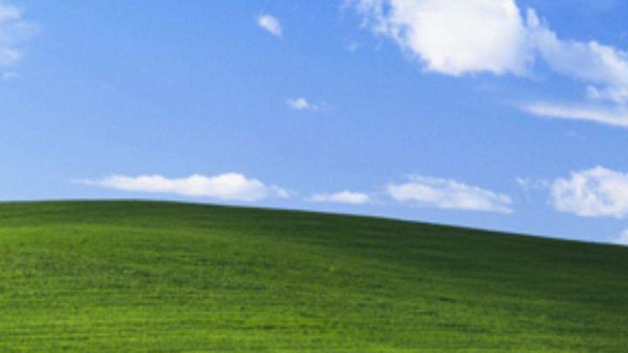 Ini Sosok Pencipta Gambar Wallpaper Microsoft Perbukitan Hijau Diselimuti Awan Biru yang Melegenda