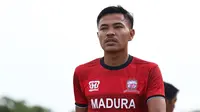 Pemain Madura United, Asep Berlian. (Bola.com/Aditya Wany)