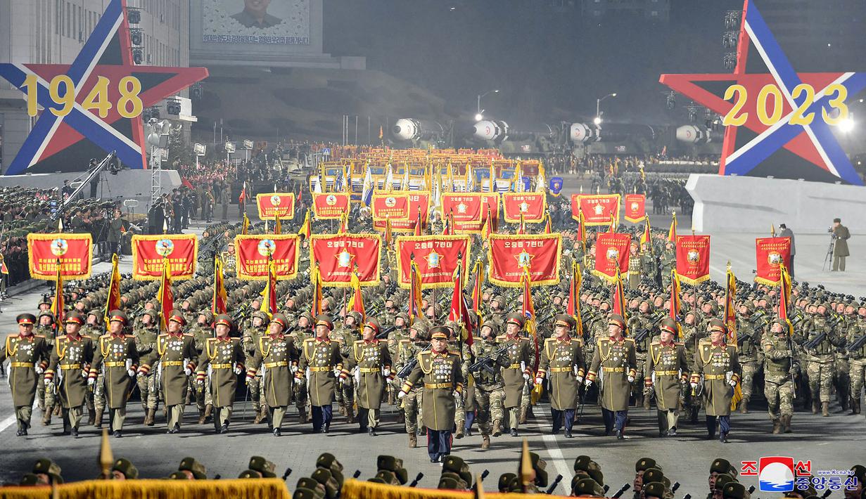 Parade militer untuk memperingati 75 tahun berdirinya Tentara Rakyat Korea digelar di Lapangan Kim Il Sung, Pyongyang, Korea Utara, 8 Februari 2023. Parade militer besar-besaran tersebut memamerkan perangkat keras terbaru dari persenjataan nuklir Korea Utara yang berkembang pesat. (STR/KCNA VIA KNS/AFP)