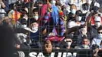 Barcelona membuka skor pada menit ke-23. Gol dicetak Pierre-Emerick Aubameyang dengan sebuah tembakan keras usai menerima umpan terobosan Jordi Alba yang tidak mampu dibendung kiper Valencia, Giorgi Mamardashvili. (AP/Alberto Saiz)