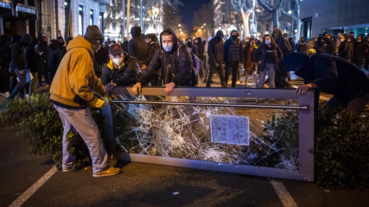 FOTO: Kericuhan Usai Rapper Spanyol Pablo Hasel Ditangkap Polisi