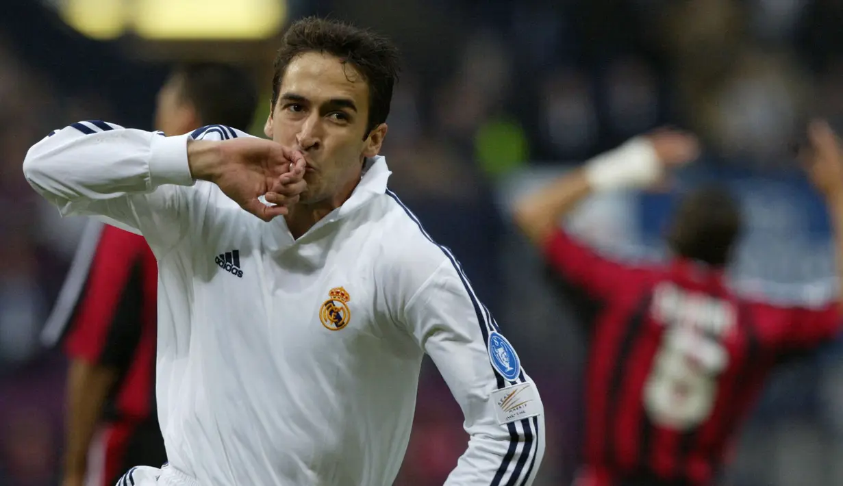 Pemain Real Madrid, Raul Gonzalez melakukan selebrasi setelah mencetak gol pertama timnya ke gawang Bayern Leverkusen pada laga final Liga Champions di Glasgow, 16 Mei 2002. Real Madrid mengusung jersey putih polos dengan tiga strip hitam dilengannya pada musim 2001/2002. Jersey ini benar-benar membuat Real Madrid dijuluki Los Blancos atau yang berarti Si Putih. (AFP/Damien Meyer)