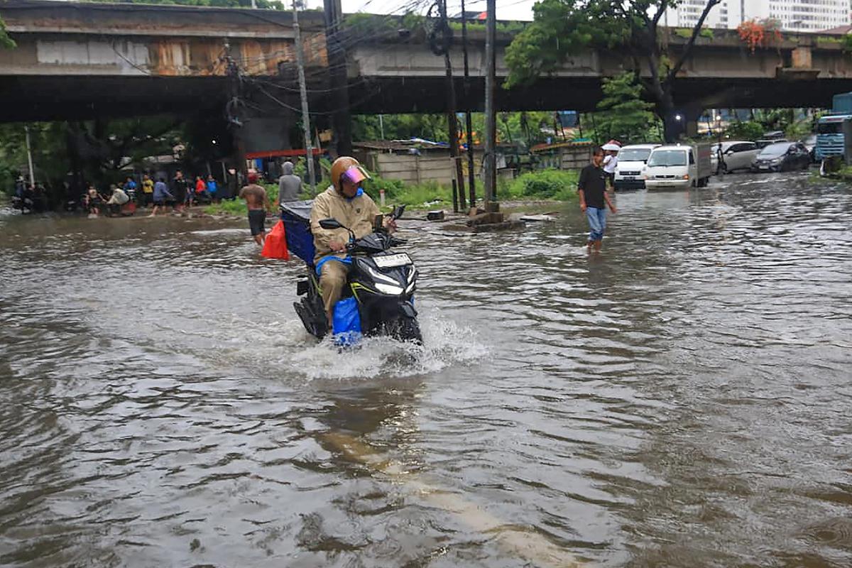 FOTO: Jembatan Tiga Terendam Banjir,  Aktivitas Warga Terganggu