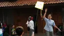 Salah satu anak mencoba menerbangkan layang-layang di Museum Layang-Layang, Jakarta, (27/9/2014). (Liputan6.com/Helmi Fithriansyah)