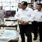 Menteri Perhubungan (Menhub) Budi Karya Sumadi dengan Wali Kota surabaya Tri Rismaharini di ruang kerja wali kota, Sabtu (20/10/2017). (Liputan6.com/Dian Kurniawan)