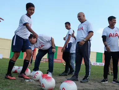 Pelatih Tim Nasional U23 Indra Sjafri (kedua kanan) berbincang pada kegiatan AIA Sepakbola Untuk Negeri di Stadion Mini Pancing, Medan, Sumatera Utara, Selasa (7/1/2020). 60 siswa sekolah sepakbola (SSB) mengikuti pelatihan untuk hidup lebih sehat dan lebih baik. (Liputan6.com/HO/Ady)