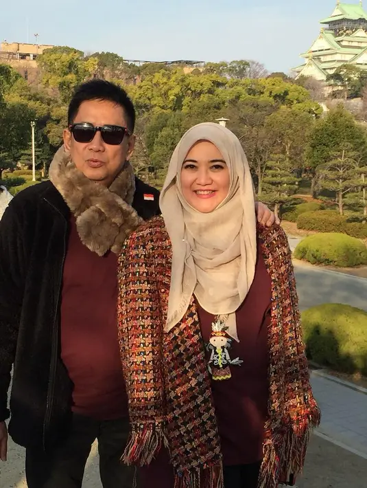 Selain sebagai seniman yang serba bisa dan kakek muda sayang cucu, Sys Ns juga sosok suami yang romantis. Tak jarang ia membagikan momen mesranya bersama sang istri, Shanty Whidianty. (Instagram/Sys_Ns)