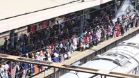 Sejumlah calon penumpang menunggu kedatangan KRL Commuter Line di Stasiun Tanah Abang, Jakarta, Sabtu (7/3/2020). Masuknya virus Corona atau Covid-19 di Indonesia belum mempengaruhi minat masyarakat untuk tetap bepergian menggunakan transportasi umum. (Liputan6.com/Angga Yuniar)