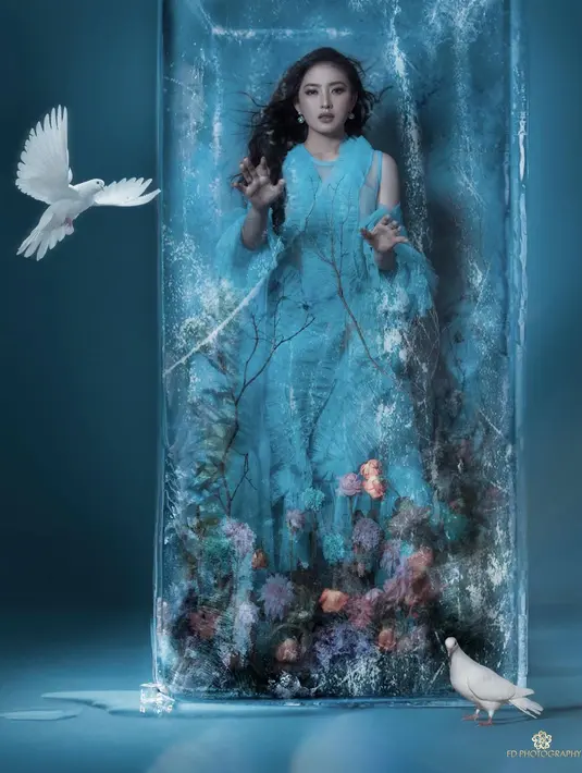 Princess yang terkurung dalam istana, namun tetap memesona dengan dress birunya (Instagram @natashawilona12)