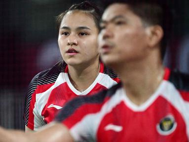 Ganda campuran Idonesia, Praveen Jordan/Melati Daeva Oktavianti sukses mengalahkan pasangan Denmark, Mathias Christiansen/Alexandra Boje di babak penyisian grup C Olimpiade Tokyo 2020 di Musashino Forest Plaza, Minggu (25/7/2021). (Foto: AFP/Pedro Pardo)