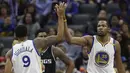 Pemain Warriors, Kevin Durant (kanan) dan rekannya, Andre Iguodala merayakan poin saat melawan Sacramento Kings pada laga NBA di Golden 1 Center, Sacramento, (8/1/2017). Warriors menang 117-106. (AP/Rich Pedroncelli)