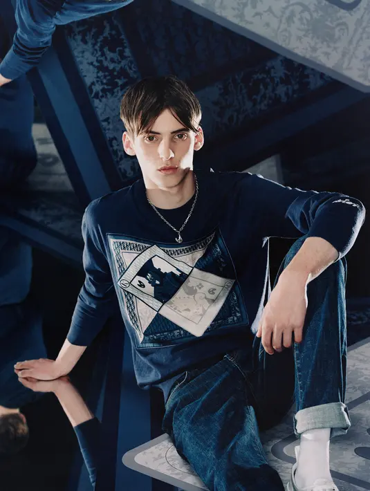 Menggabungkan warisan unik dari Dior dengan estetik pop khas artist Amerika, koleksi ini mencetak gaya syal sutera terbaru yang dihiasi dengan kartu remi dan motif oblik Dior.