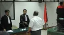 Gulat Manurung menyalami jaksa penuntut umum usai menjalani sidang vonis di Pengadilan Tipikor, Jakarta, Senin (23/2/2015).Gulat divonis dengan pidana tiga tahun penjara (Liputan6.com/Herman Zakharia) 