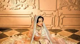 Gaun yang dikenakan oleh Fuji ini adalah baju pesta di India. Untuk model istimewa, biasanya dikenakan ketika upacara pernikahan. (instagram.com/fuji_an/Riomotret)