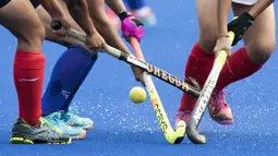 Duel pemain Indonesia saat melawan Thailand pada laga Asian Games di Lapangan Hoki, GBK, Jakarta, Sabtu (25/8/2018). Indonesia kalah 0-2 dari Thailand. (Bola.com/Peksi Cahyo)