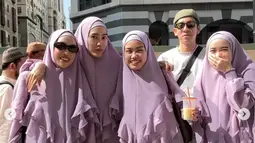 Potret Namira Adjani dan sepupunya mengenakan gamis dengan warna ungu senada ini curi perhatian. Dalam perjalanan umroh kali ini, Alya Rohali tidak turut serta. Namun diketahui Alika boyong anak dan suaminya. Dari foto kebersamaan yang diunggah oleh Jani belum lama ini terlihat jika Namira Adjani, Alika dan Kalya Islamadina memang sangat dekat satu sama lainnya. (Liputan6.com/IG/@namiradjani)