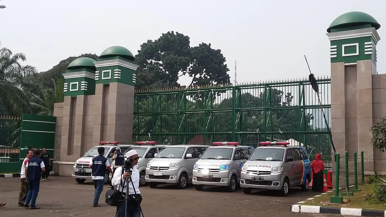 Ambulans di depan Gedung DPR