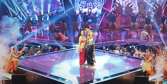 “Jangan rindu, berat. Kamu nggak akan kuat, biar aku saja” ucapan Chandra kepada Nandini di akhir cerita drama musikal Chandra Nandini, membuat penonton tersenyum. (Bambang E.Ros/Bintang.com)