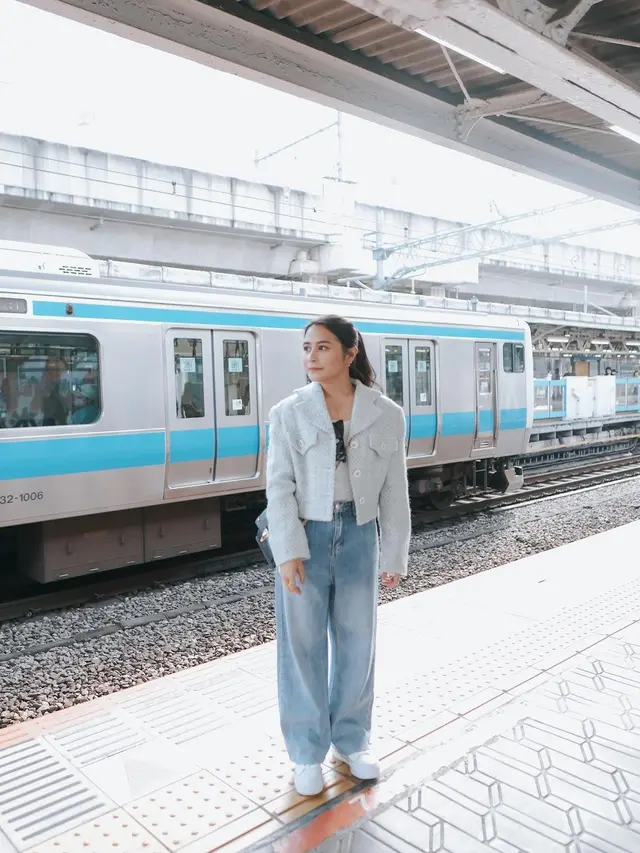 10 Inspirasi Outfit Prilly Latuconsina dengan Crop Blazer, Stylish Setiap Saat