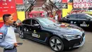 Deretan mobil BMW menghiasi pintu masuk ajang Indonesia Open 2025 di depan area Istora Gelora Bung Karno, Senayan, Jakarta, Selasa (3/6/2025). (Liputan6.com/Angga Yuniar)