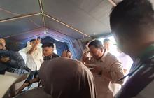 Momen Prabowo Menyantap Ikan Tongkol di Posko Pengungsian Korban Banjir Bireuen, Habis Tak Tersisa
