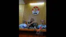 Pimpinan baru KPK Taufiequrachman Ruki menjawab pertanyaan wartawan saat konferensi pers di Gedung KPK, Jakarta, Jumat (20/2). Pimpinan baru KPK akan mengubah pembagian kerja di internal lembaga penegak hukum tersebut. (Liputan6.com/Andrian M Tunay)