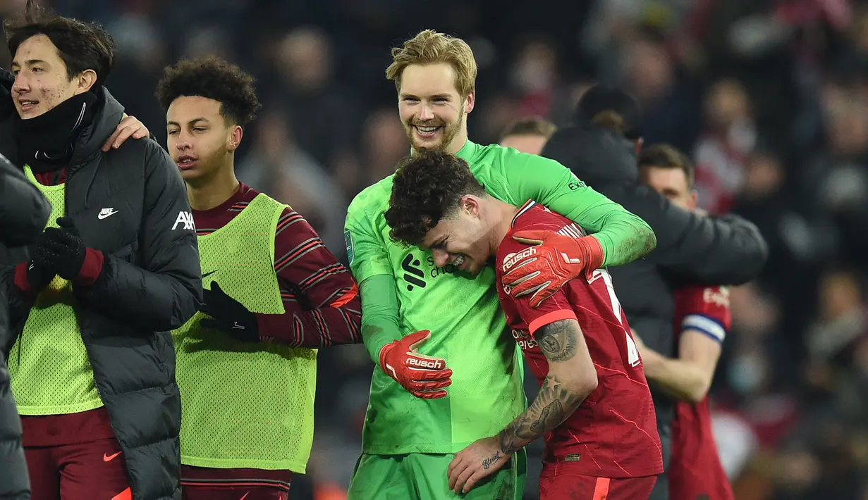 Kiper muda Liverpool, Caoimhin Kelleher menjadi sorotan usai penampilan apiknya yang berhasil membawa Liverpool memenangkan babak adu penalti melawan Leicester City pada laga Perempatfinal Carabao Cup 2021. (AFP/Oli Scarff)