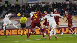 AS Roma tertinggal 0-1 terlebih dahulu pada menit ke-15. Lecce yang berlaga di Serie B berhasil mencetak gol ke gawang Rui Patricio melalui sundulan kepala Arturo Calabresi. (AP/Alessandra Tarantino)