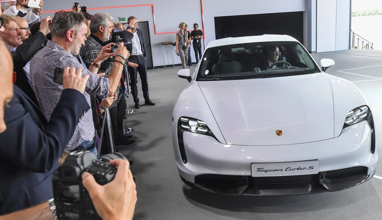 Mobil elektrik Porsche, Taycan ditampilkan selama world premiere di bandara Neuhardenberg, sekitar 70 km timur Berlin, Rabu (4/9/2019). Sebagai permulaan, Porsche menawarkan 2 model pertama dari Taycan yakni Taycan Turbo S dan Taycan Turbo yang bisa dipilih masyarakat. (Patrick Pleul/dpa via AP)