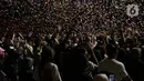 Penonton saat menyaksikan aksi grup band Jamrud di panggung Bergelora perhelatan Berdendang Bergoyang Festival, Kawasan Istora Senayan, Jakarta, Jumat (28/10/2022). Tampil selama lebih kurang satu jam, Jamrud menghentak penggemarnya dengan sejumlah lagu baru dan lawas, diantaranya Telat 3 Bulan, Pelangi di Matamu, Surti Tejo, dll. (Liputan6.com/Helmi Fithriansyah)