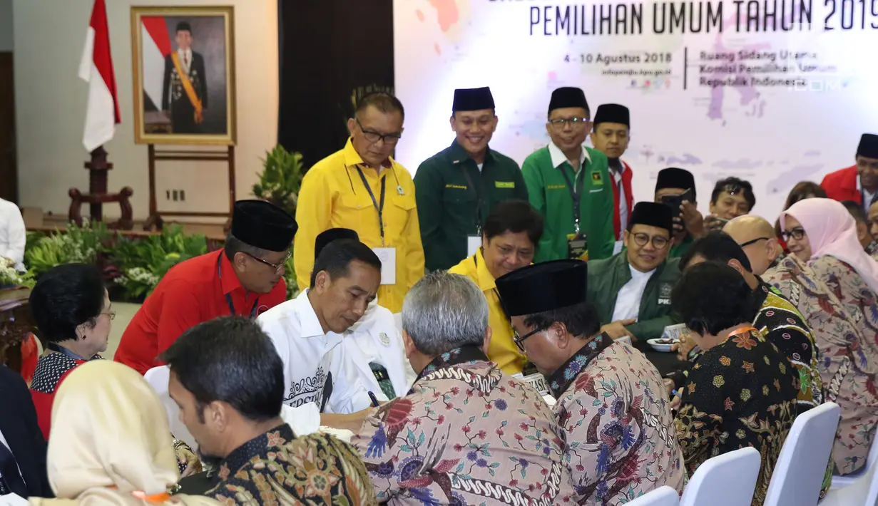 Petahana Joko Widodo (tengah) bersama Ma'ruf Amin saat melakukan pendaftaran bakal Capres/Cawapres Pemilu 2019 di Gedung KPU, Jakarta, Jumat (10/8). Joko Widodo dan Ma'ruf Amin didampingi petinggi parpol koalisi. (Liputan6.com/Helmi Fithriansyah)