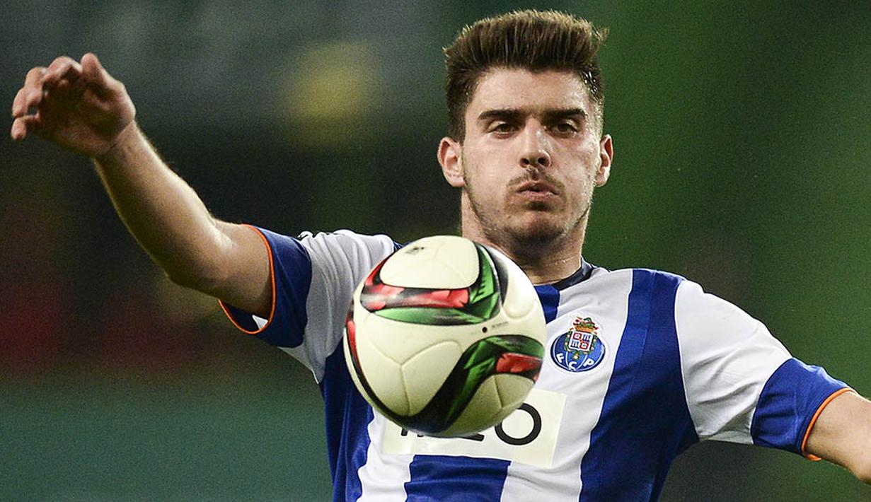 7. Ruben Neves, gelandang Portugal berusia 18 tahun ini piawai dalam urusan mengatur ritme permainan. Kabarnya, MU sudah memberikan penawaran ke Porto sebesar 29 juta pounds atau sekitar Rp 580 miliar. (AFP/Patricia De Melo Moreira)
