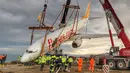 Sebuah crane mengangkat pesawat Boeing 737-800 dari maskapai Pegasus Airlines yang nyaris terperosok ke dalam laut di bandara Trabzon, Turki (18/1). Sebelumnya, pesawat itu tergelincir dari landasan pacu. (AP Photo / Turkay Albayak)