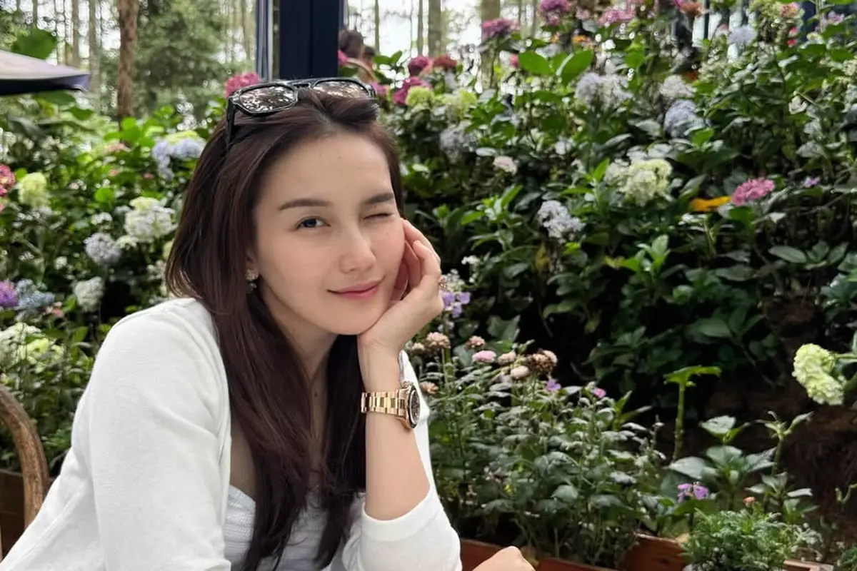 Bak Eonnie Korea saat Liburan di Lembang, Gaya Kasual Ayu Ting Ting Simpel tapi Tetap Menawan