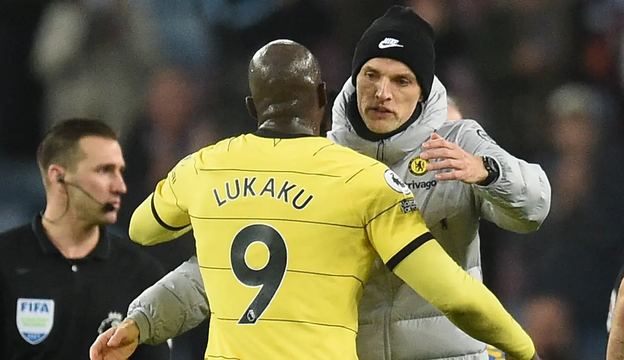 Pelatih Chelsea Thomas Tuchel (kanan) memberikan pelukan kepada Romelu Lukaku usai Chelsea mengalahkan Aston Villa 3-1 dalam pertandingan lanjutan Liga Inggris 2021/2022 di Villa Park 26 December 2021. (AFP/Oli Scarff)