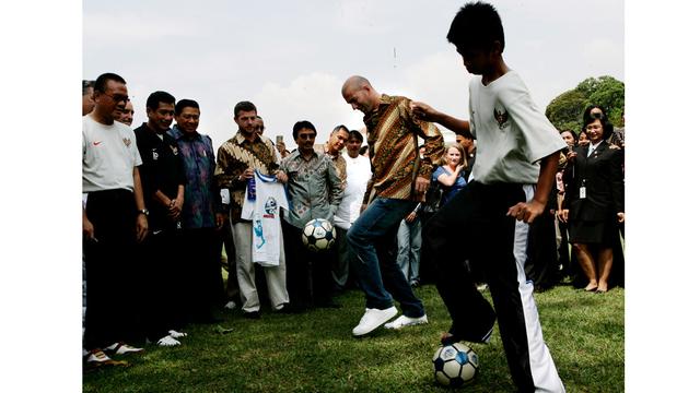 Kala Zidane Main Bola Pakai Batik